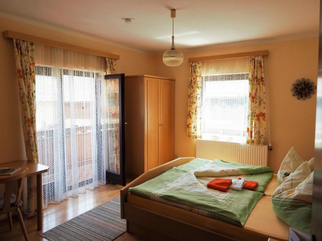 Posteľ alebo postele v izbe v ubytovaní Familienparadies Zeislerhof