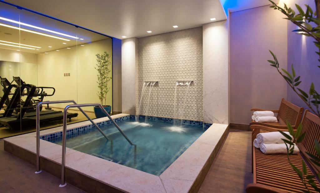 a bathroom with a hot tub in a room at Go Inn Catalão in Catalão