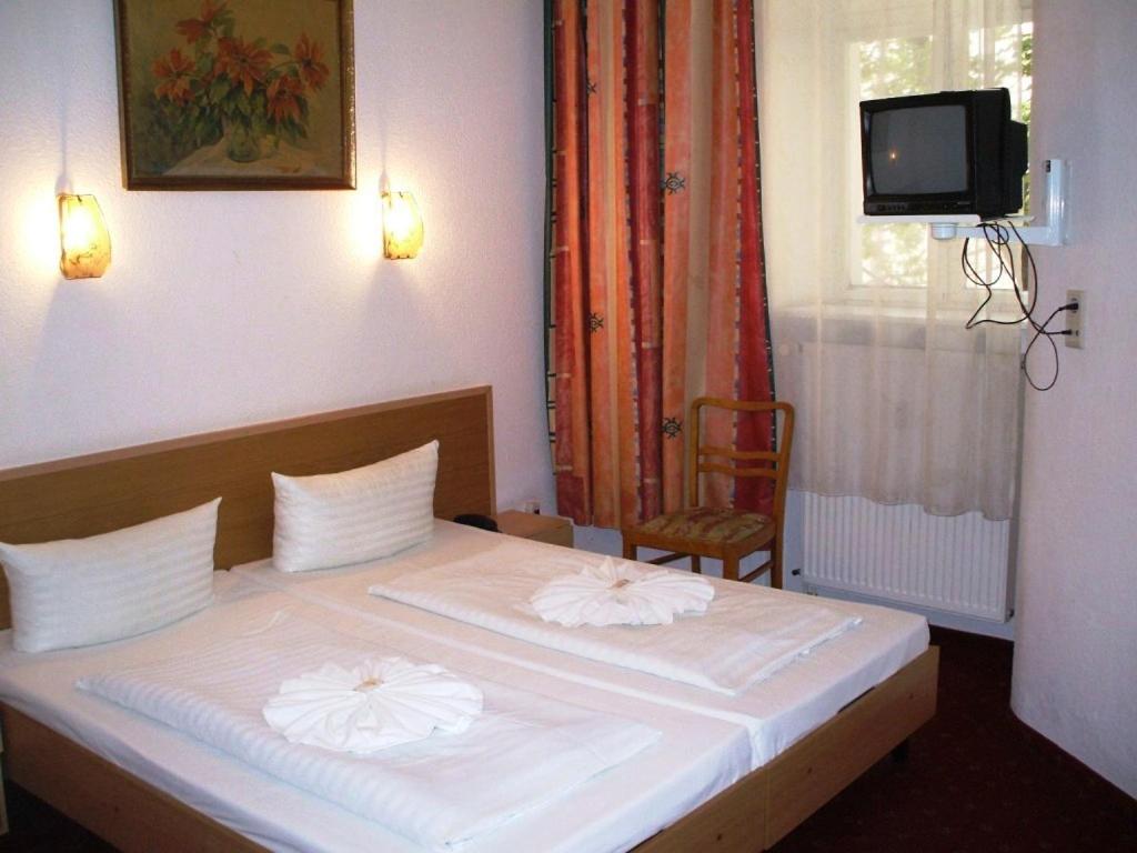 Кровать или кровати в номере Hotel Messe am Funkturm