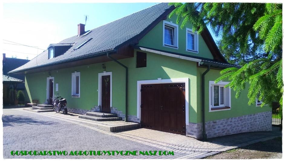 JaśliskaにあるNasz Dom w Daliowej - Beskid Niskiの路上のガレージ付き緑家
