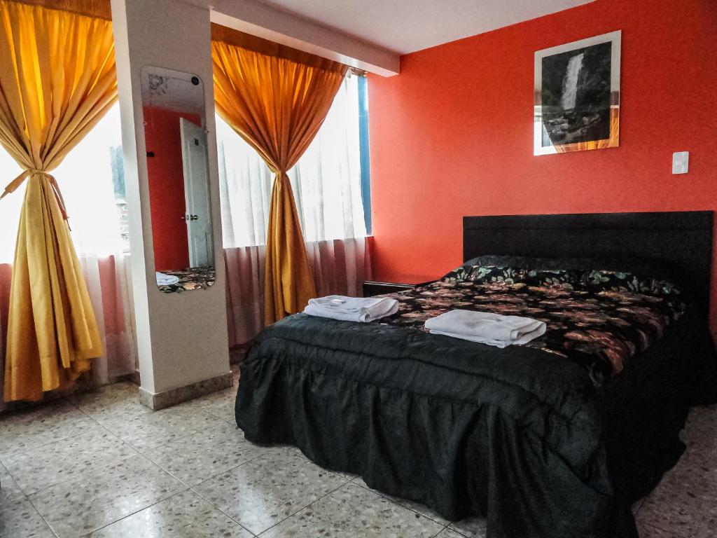 Postel nebo postele na pokoji v ubytování Hostal La Rosa Otavalo