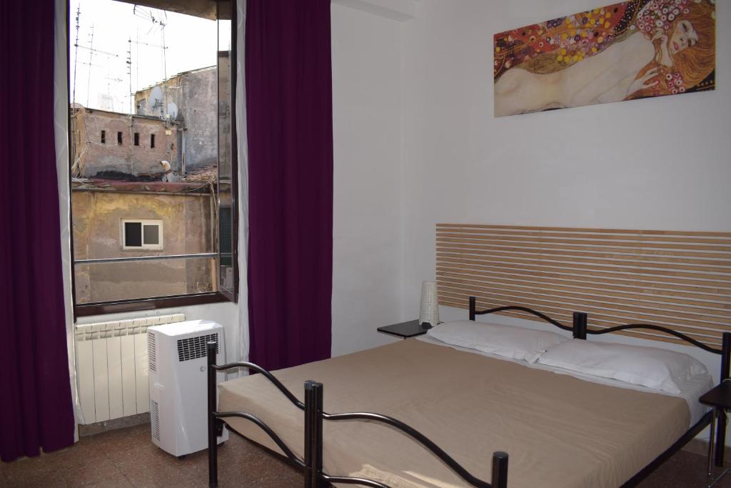 a bedroom with a bed and a window at Sandy Hotel in Rome