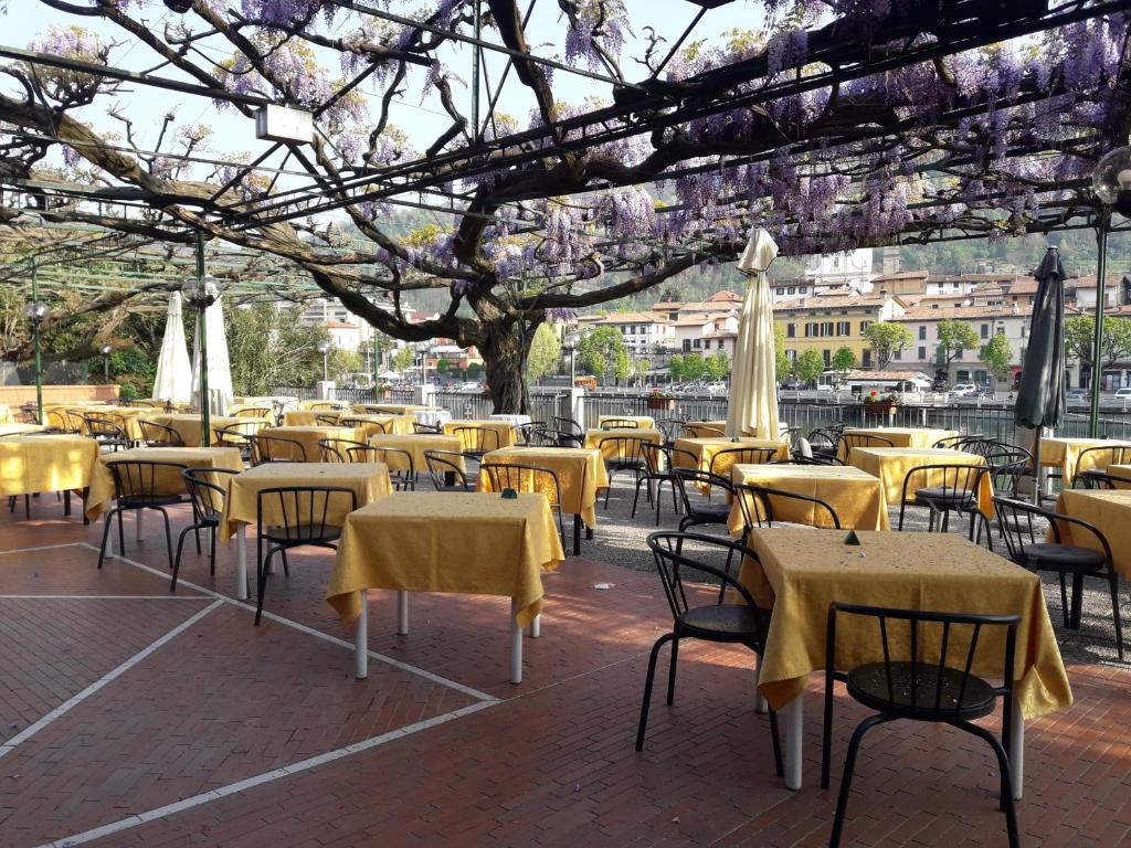 Restaurace v ubytování Hotel Stazione sul lago di Iseo