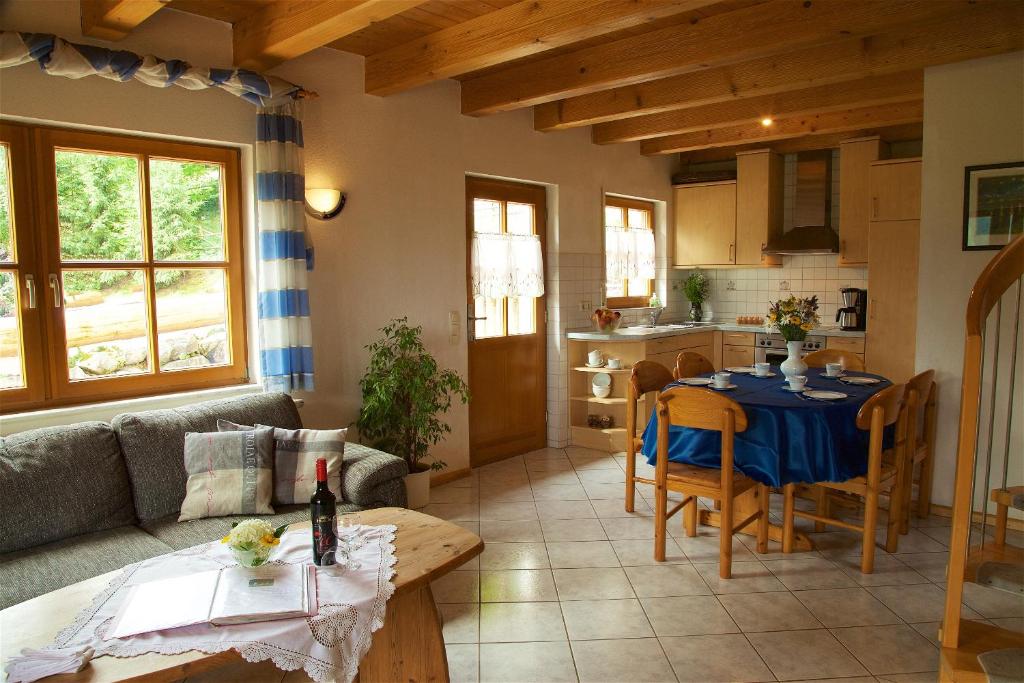 sala de estar con mesa y cocina en Kempfenhof, en Seelbach