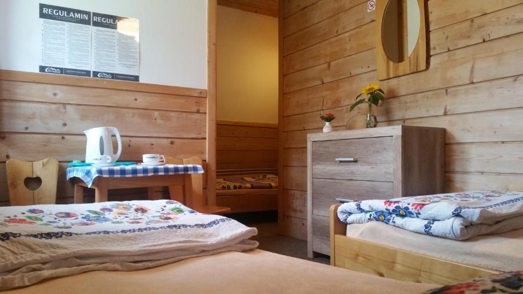 Posteľ alebo postele v izbe v ubytovaní Camping Harenda Pokoje Gościnne i Domki