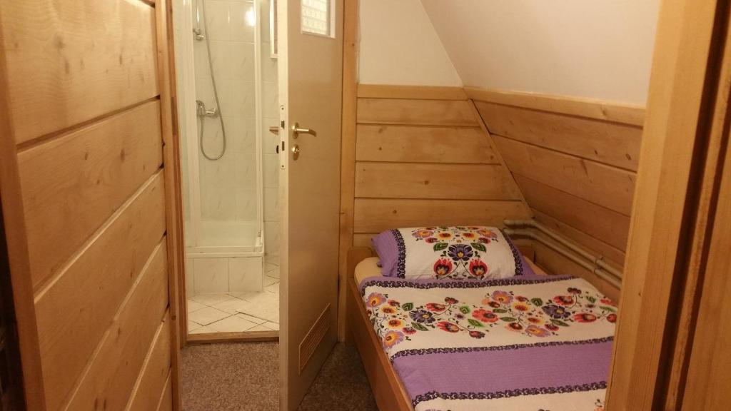 Posteľ alebo postele v izbe v ubytovaní Camping Harenda Pokoje Gościnne i Domki