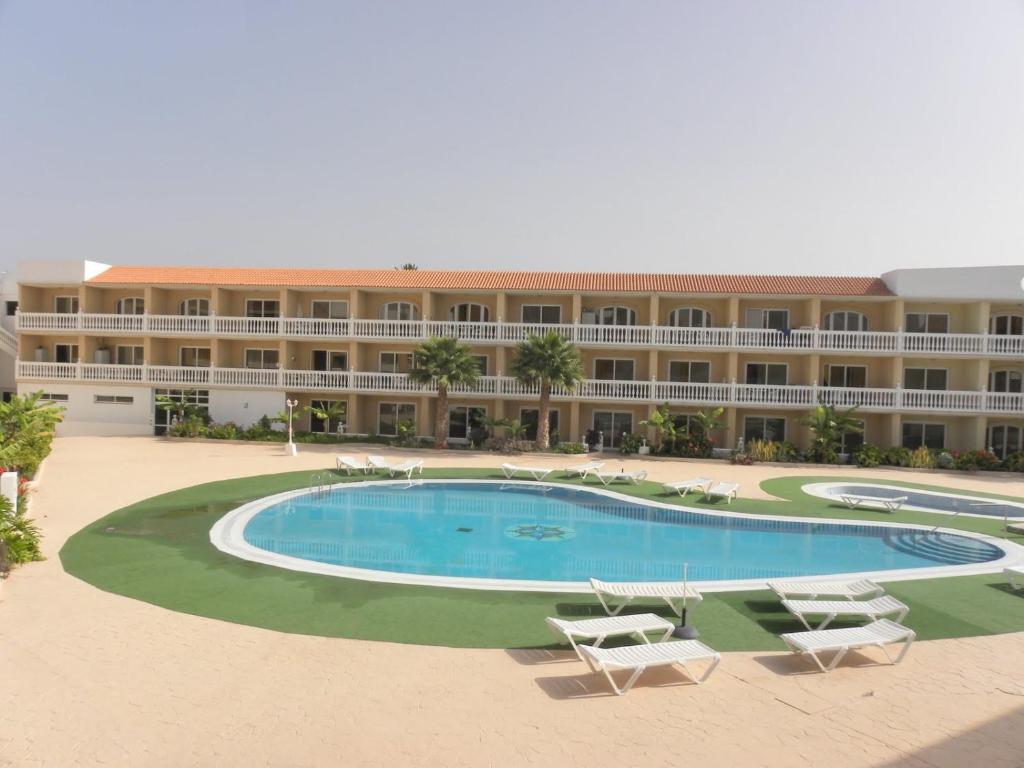 vista sul tetto di un grande edificio con piscina di Parque Carolina a Costa Del Silencio