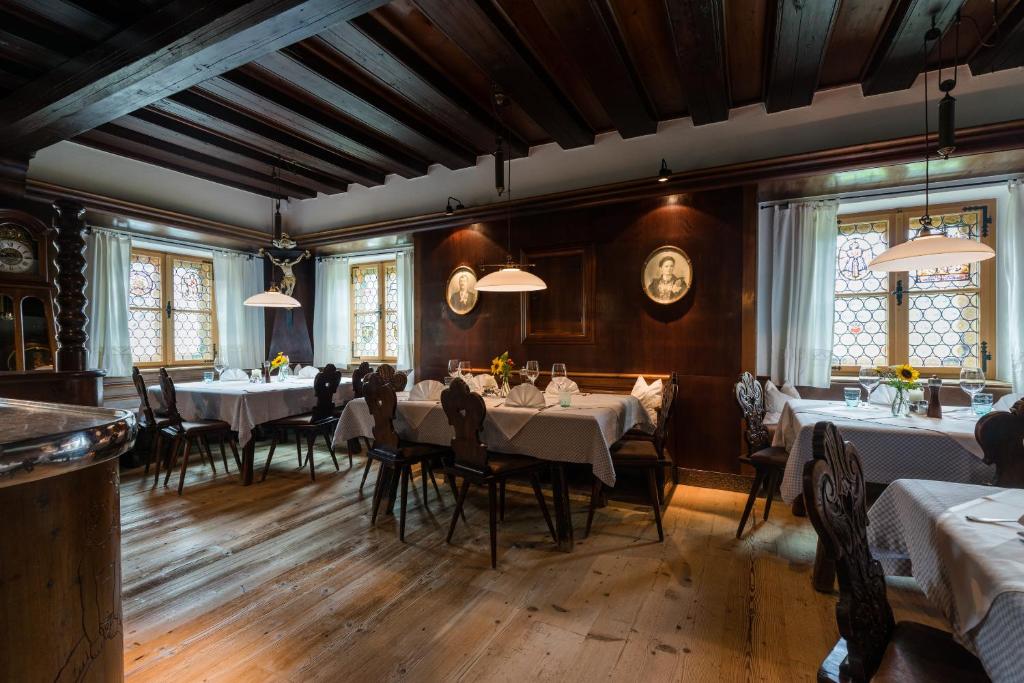 Reštaurácia alebo iné gastronomické zariadenie v ubytovaní Gasthof Weyerhof