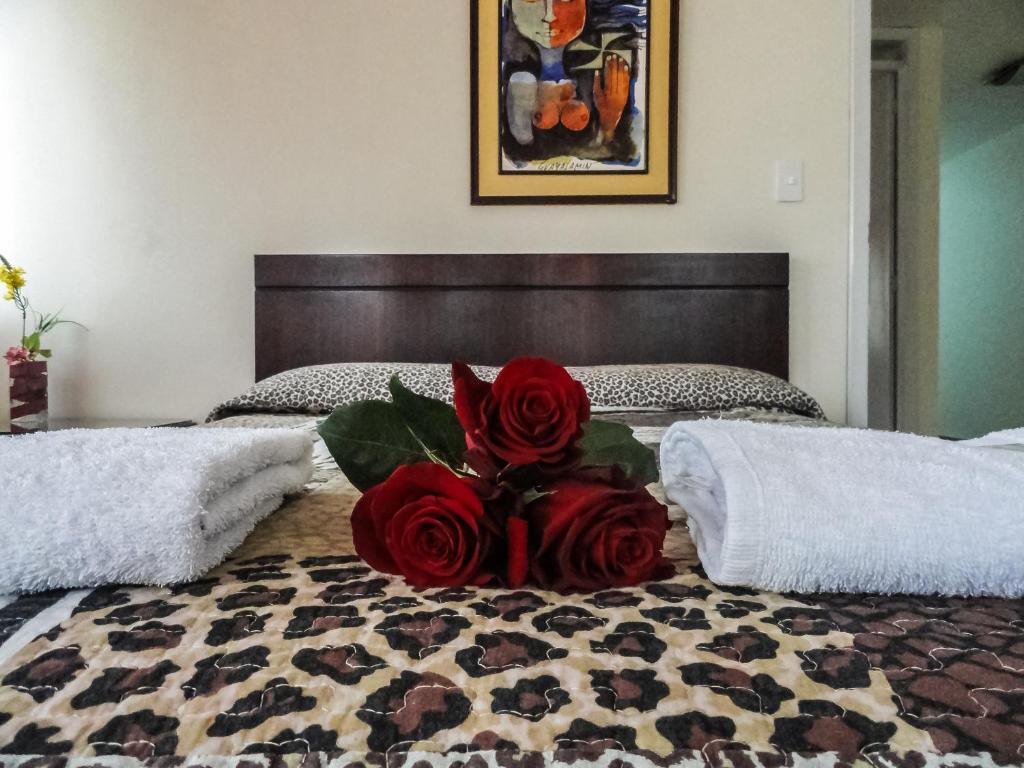 Postel nebo postele na pokoji v ubytování Hostal La Rosa Otavalo