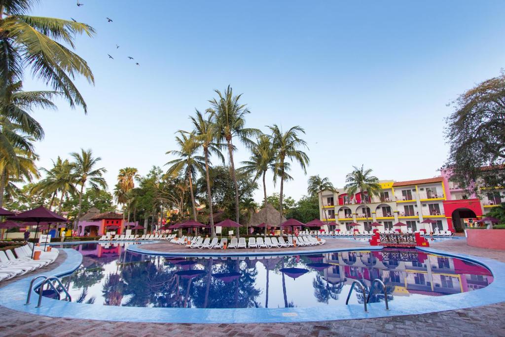 Bazén v ubytování Grand Decameron Complex Bucerias, A Trademark All-Inclusive Resort nebo v jeho okolí