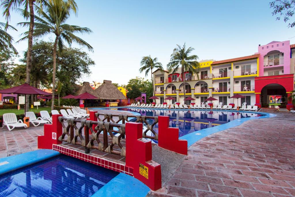 Bazén v ubytování Grand Decameron Complex Bucerias, A Trademark All-Inclusive Resort nebo v jeho okolí
