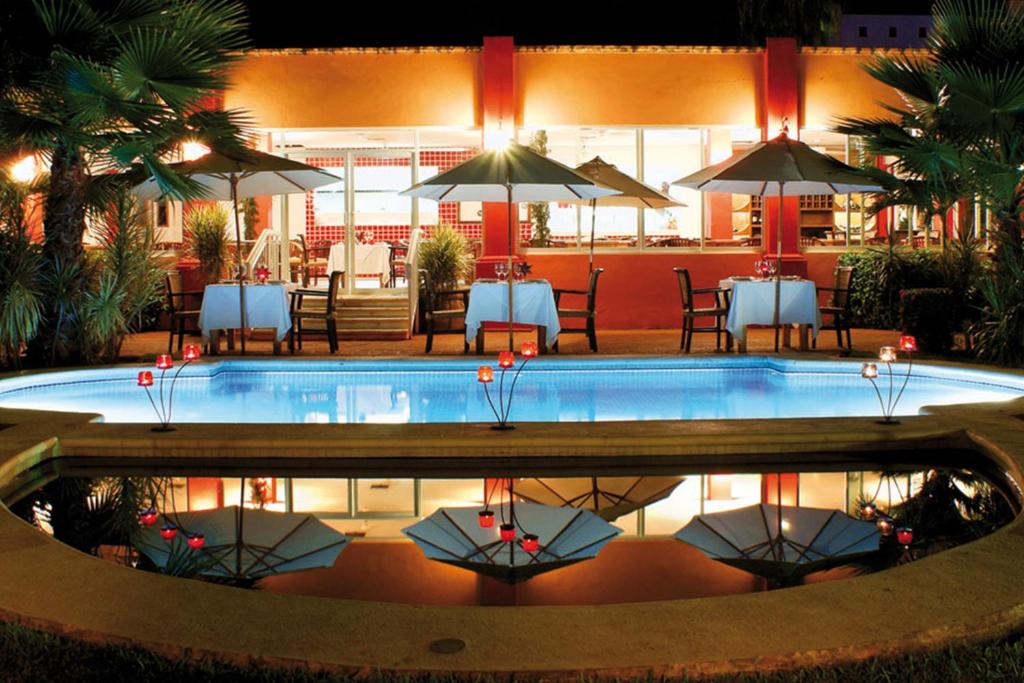 Bazén v ubytování Grand Decameron Complex Bucerias, A Trademark All-Inclusive Resort nebo v jeho okolí