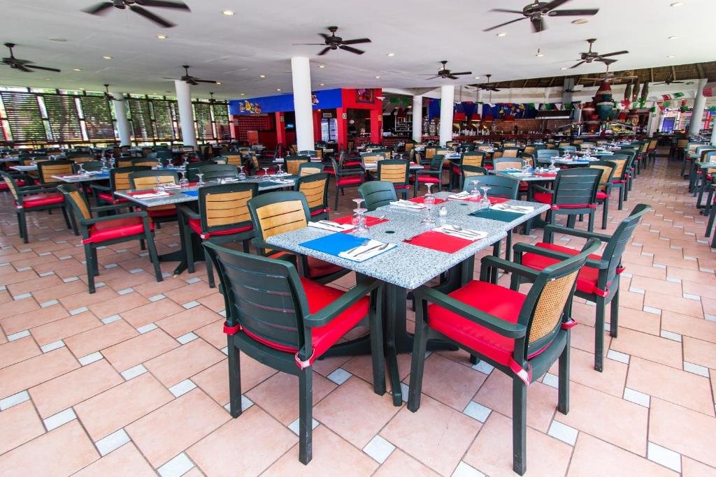 Restaurace v ubytování Grand Decameron Complex Bucerias, A Trademark All-Inclusive Resort