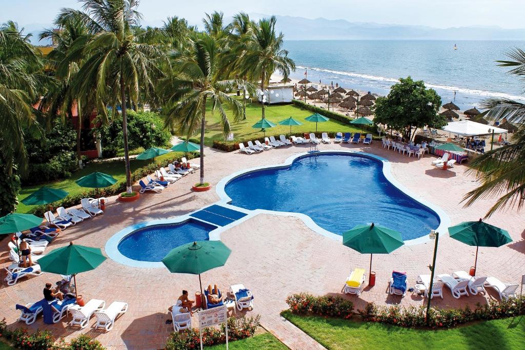Bazén v ubytování Grand Decameron Complex Bucerias, A Trademark All-Inclusive Resort nebo v jeho okolí