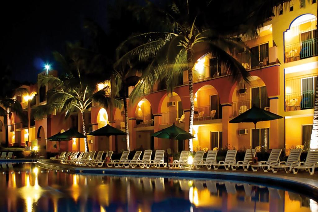 Bazén v ubytování Grand Decameron Complex Bucerias, A Trademark All-Inclusive Resort nebo v jeho okolí