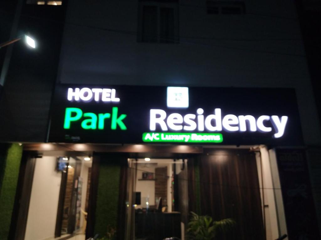 een bord voor een hotelpark 's nachts bij Hotel Park Residency in Vijayawāda