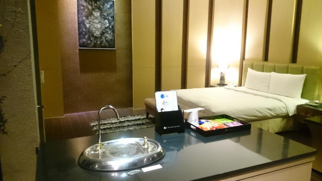 Postel nebo postele na pokoji v ubytování Her Home Spa Motel Xinying