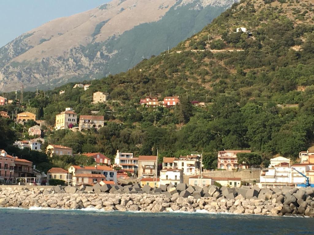 eine Stadt am Ufer eines Wasserkörpers in der Unterkunft B&B Le Tre Casette in Maratea