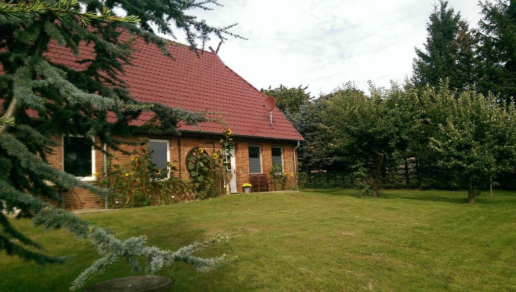 una casa de ladrillo con techo rojo en un patio en Sonnenhof, en Charlottenthal