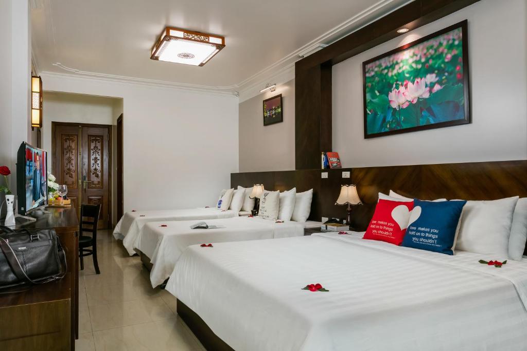 Postel nebo postele na pokoji v ubytování Hanoi Stella Hotel