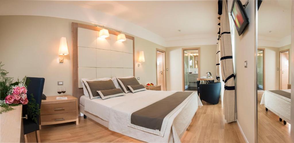 Postel nebo postele na pokoji v ubytování Atlas Hotel