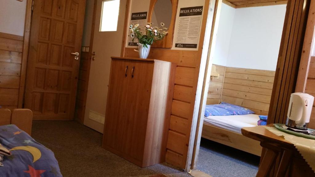 Posteľ alebo postele v izbe v ubytovaní Camping Harenda Pokoje Gościnne i Domki