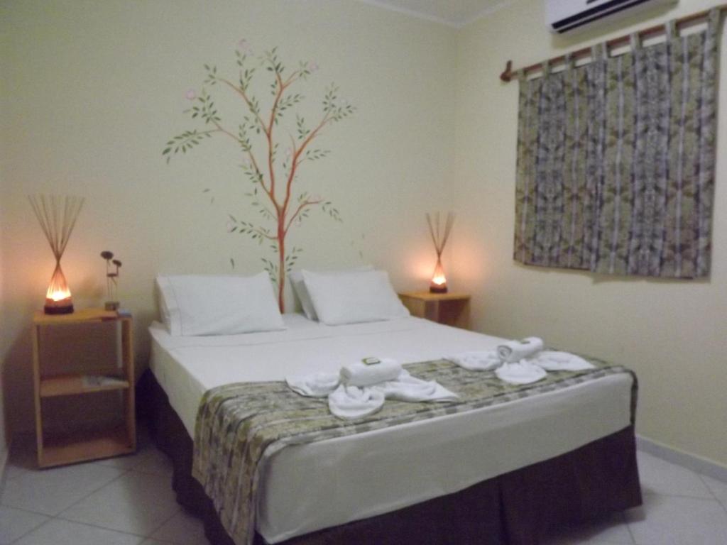 a bedroom with a bed with towels on it at Vila Pura Vida in Canoa Quebrada