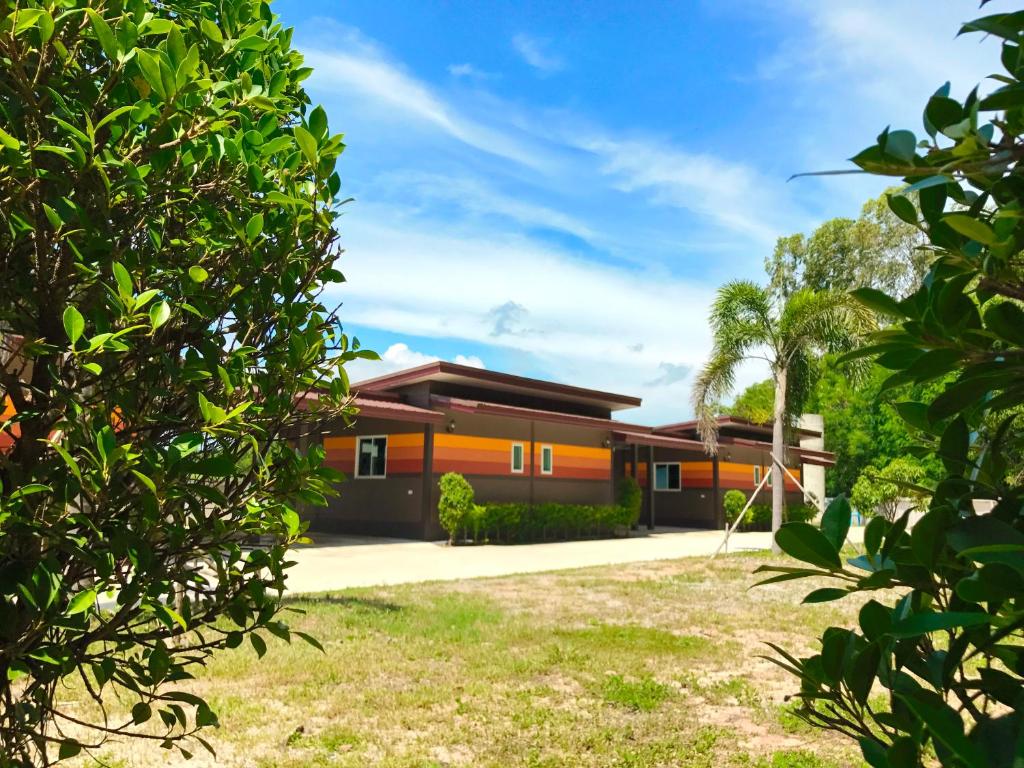 un bâtiment avec une orangerie dans l'établissement Khwanruen Fishing Resort, à Ban Chang