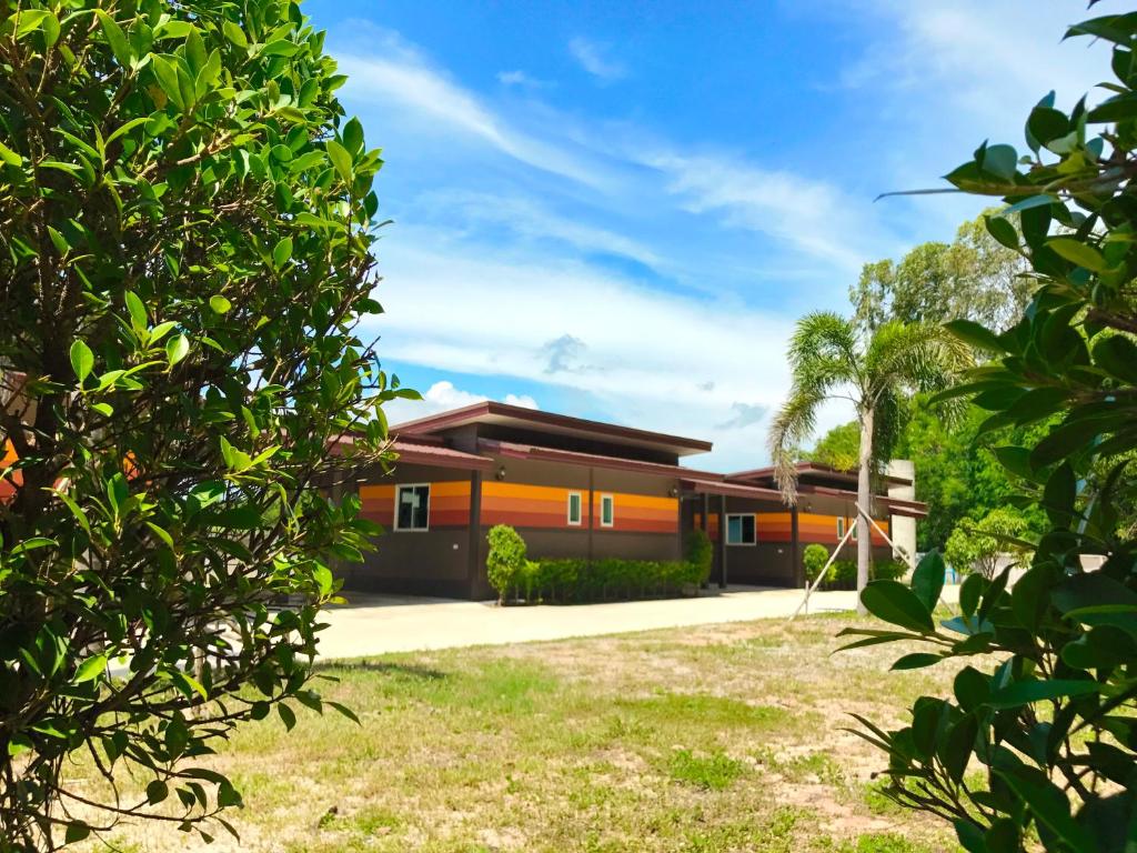 a building with an orange at Khwanruen Fishing Resort in Ban Chang