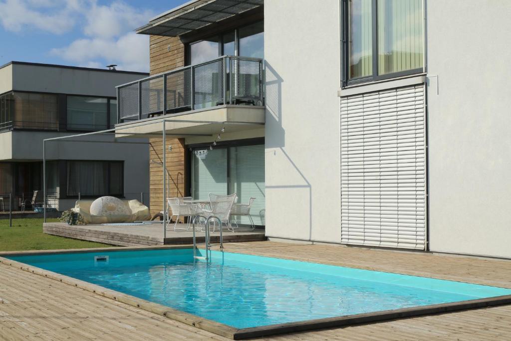 een huis met een zwembad voor een huis bij Papli 34 Apartment with pool in Pärnu