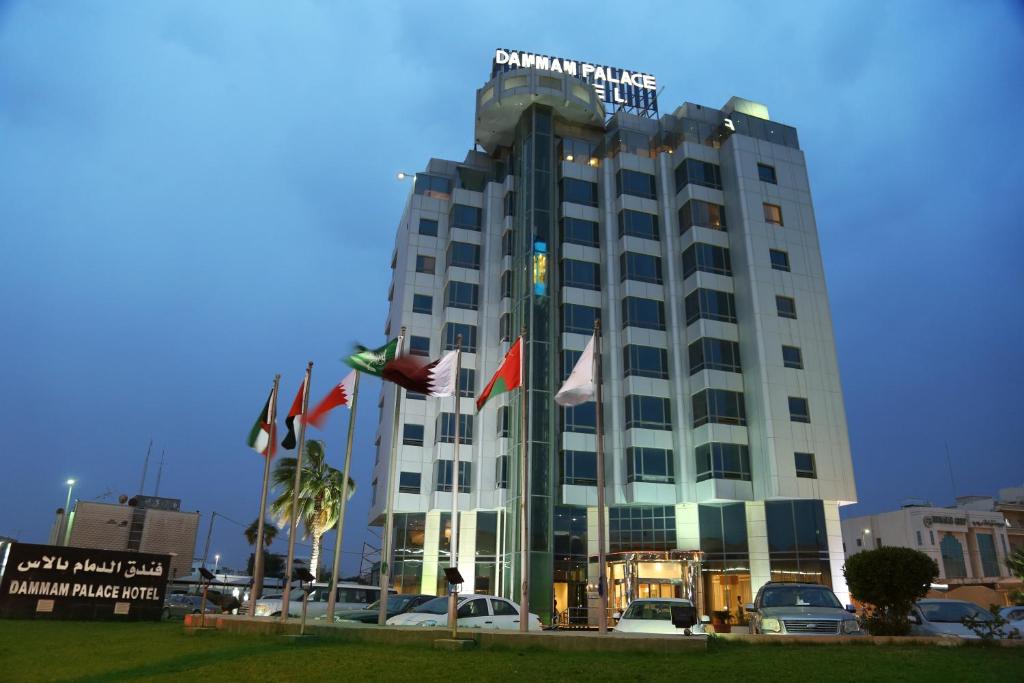 فندق الدمام بالاس  في الدمام: مبنى الفندق مع وجود اعلام امامه