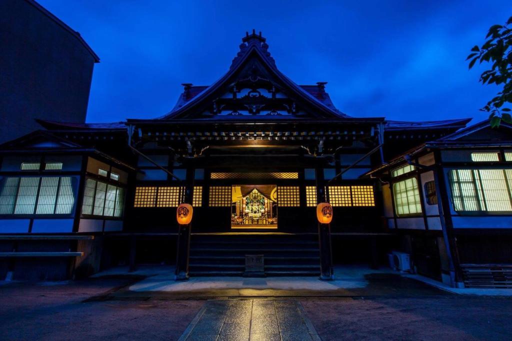 高山市にある宿坊 善光寺 高山の夜時計付きのアジア風建築