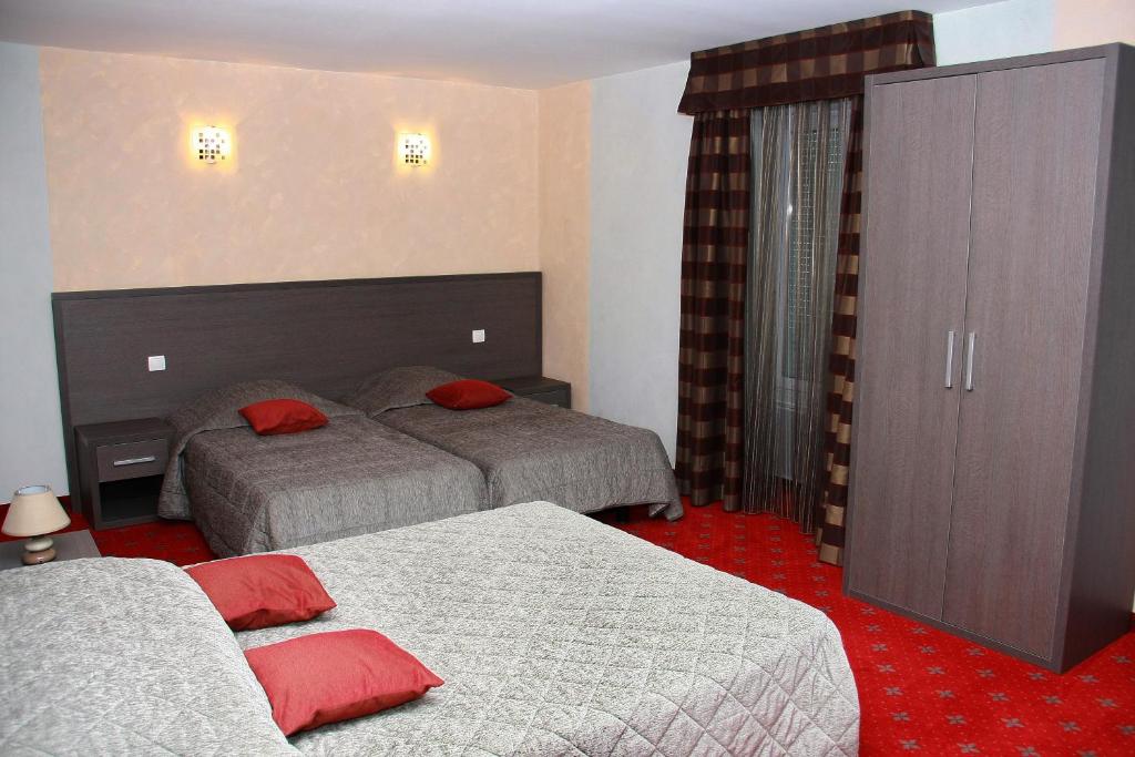 Postel nebo postele na pokoji v ubytování Hôtel Le Commerce