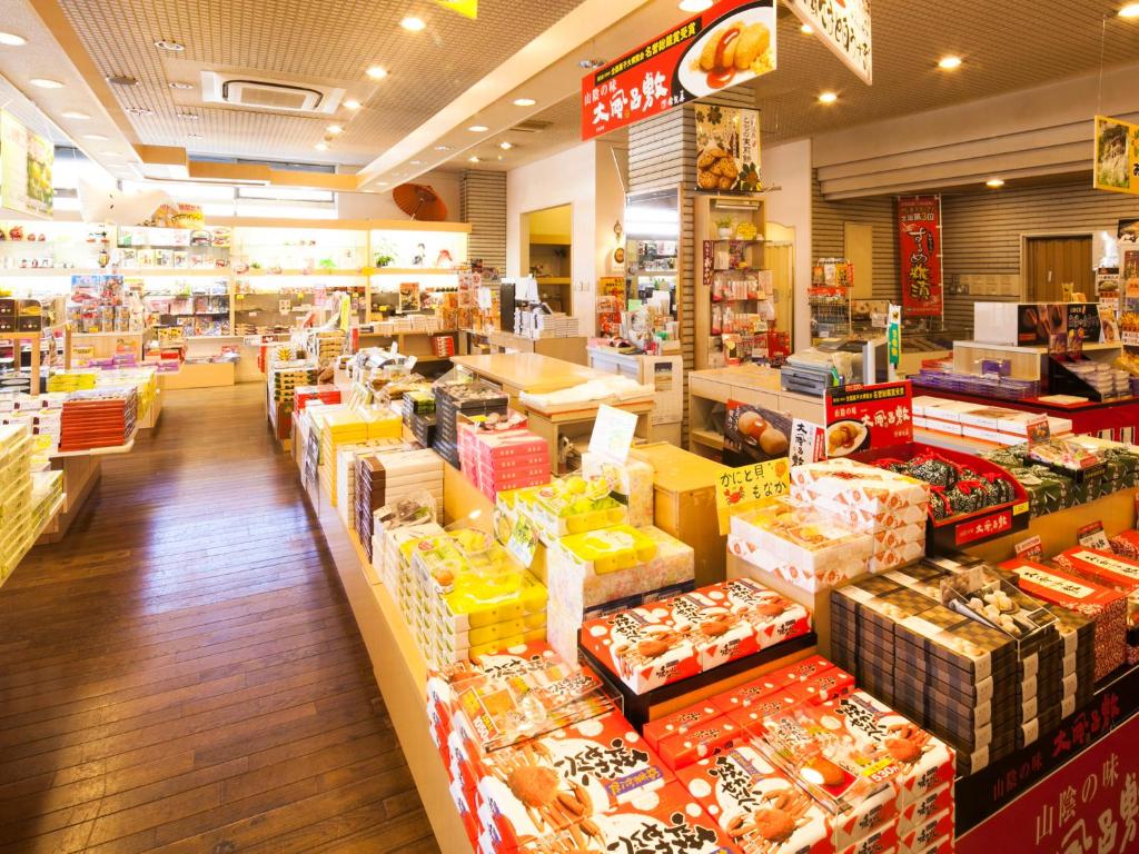Supermarket nebo jiné obchody v  hotelu nebo okolí