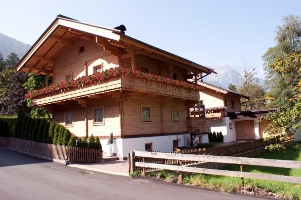 drewniany dom z balkonem z kwiatami w obiekcie Chalet - Appartements Julitta w Mayrhofen