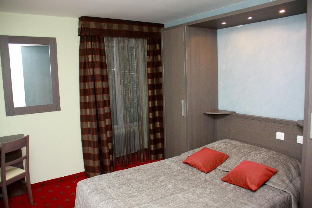 Postel nebo postele na pokoji v ubytování Hôtel Le Commerce