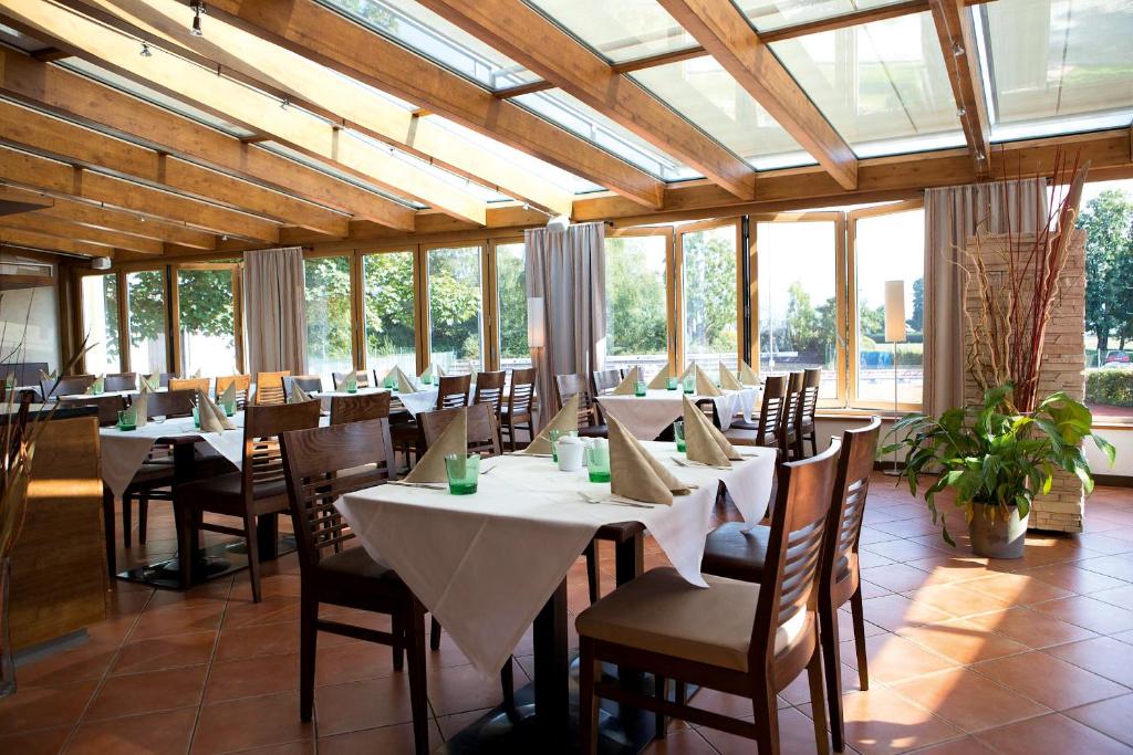 Reštaurácia alebo iné gastronomické zariadenie v ubytovaní Momentum Hotel
