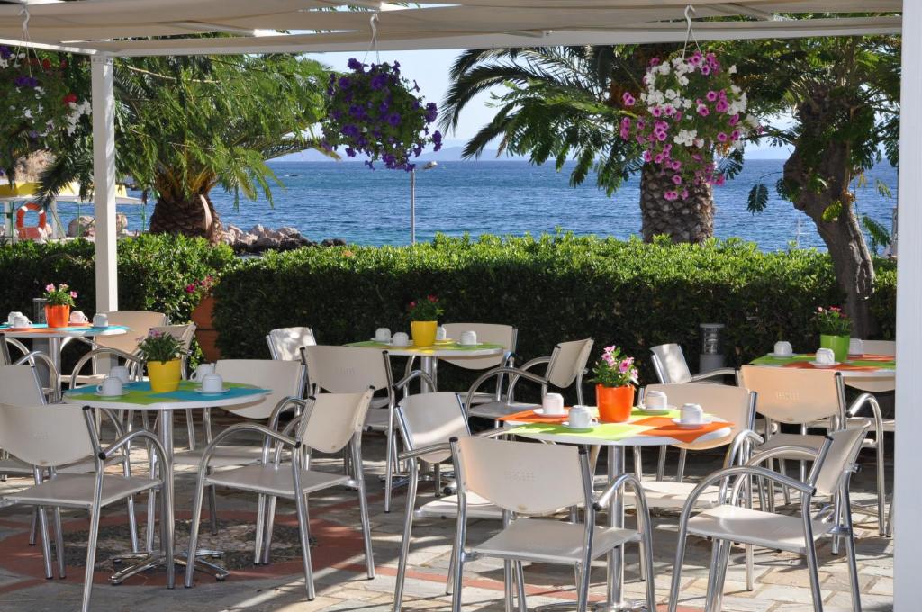 ヴロンダトスにあるKyveli Hotel Apartmentsの屋外パティオ(テーブル、椅子付)