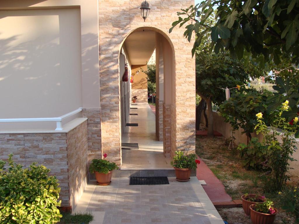 גינה חיצונית ב-Toula's Apartments