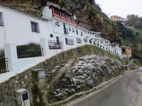 ein Gebäude an der Seite eines Berges in der Unterkunft LAS CALAÑAS DE SETENIL in Setenil de las Bodegas