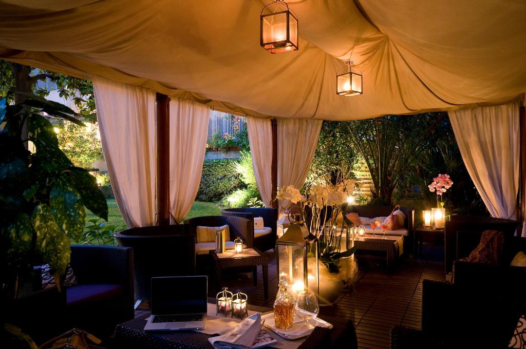 ein Restaurant mit Tischen und Stühlen und ein Zelt in der Unterkunft Hotel Fenix in Rom