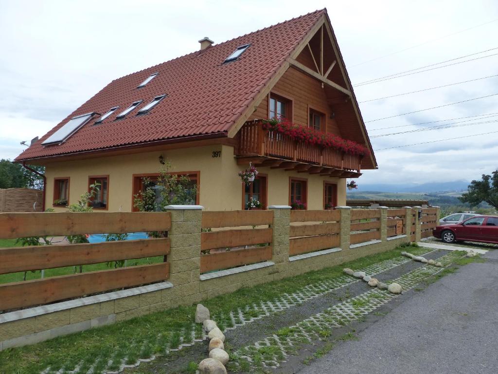 een huis met een hek ervoor bij Privát Obuvník in Liptovský Ján