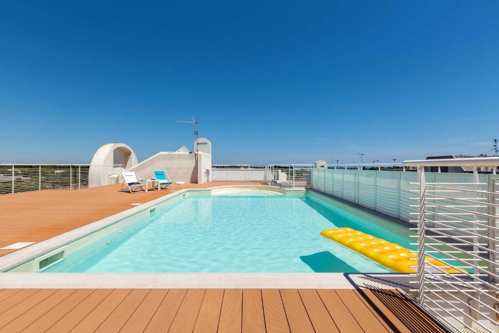 una piscina en la azotea de un crucero en Aurora D'Otranto, en Otranto