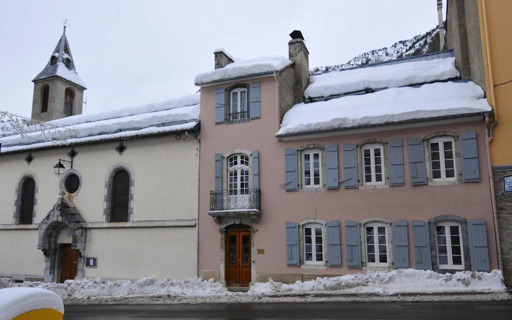 バレージュにあるLA BALAGUÈREの屋根に雪が積もった古家
