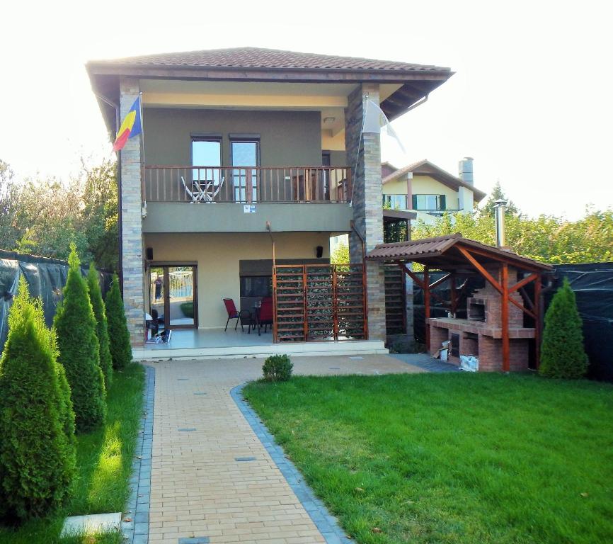 a house with a balcony and a patio at Casa Pontica in 2 Mai