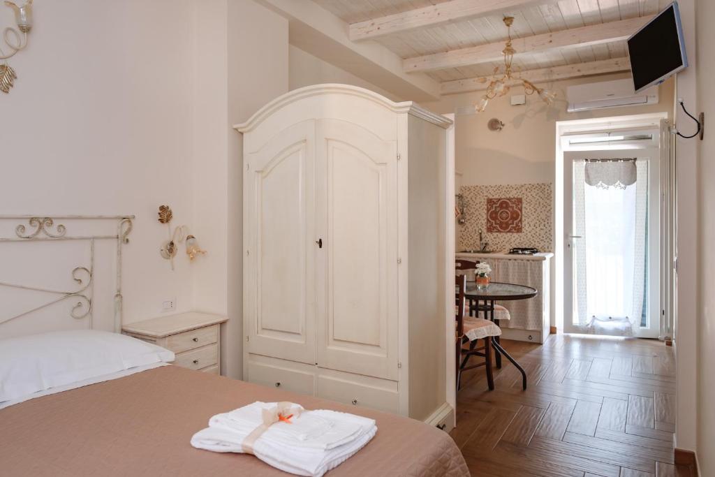 een slaapkamer met een bed met twee handdoeken erop bij Nei pressi dei Sassi in Matera