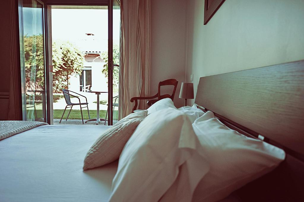 Letto o letti in una camera di Hôtel & Séminaire Le Patio Occitan - Toulouse Ouest - La Ramée