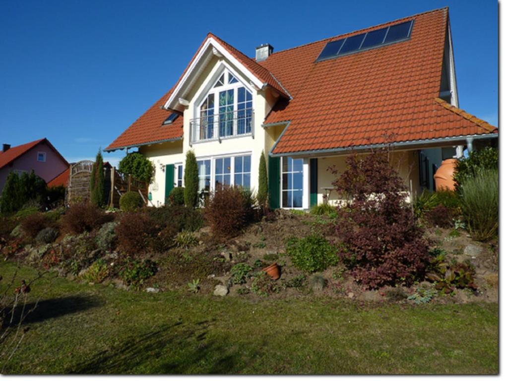 a white house with an orange roof at Ferienwohnung Aschka in Schönsee