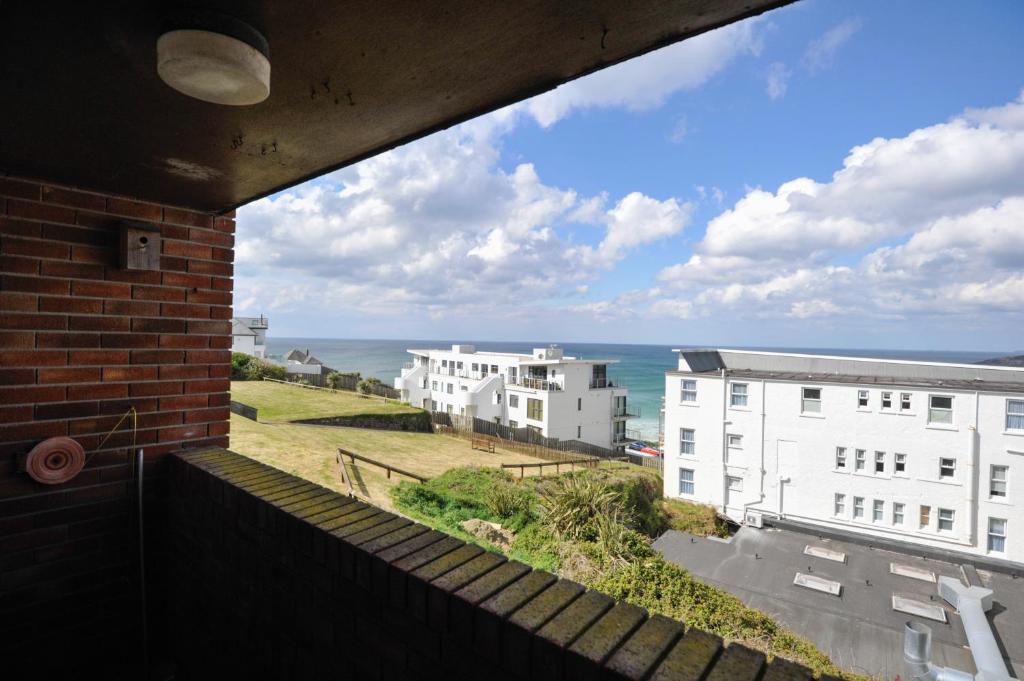 ニューキーにあるSouth Fistral View Apartmentの建物のバルコニーから海の景色を望めます。