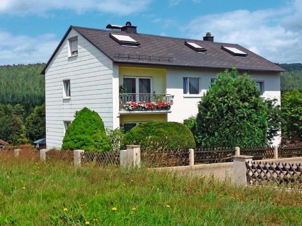 a white house with a fence in front of it at Haus Jägersruh in Nagel